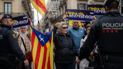 Dos agentes de los Mossos d'Esquadra durante una protesta de la ANC en las inmediaciones del Palau de la Generalitat, durante una reunión entre el presidente del Gobierno y el president de la Generalitat, en diciembre de 2023.