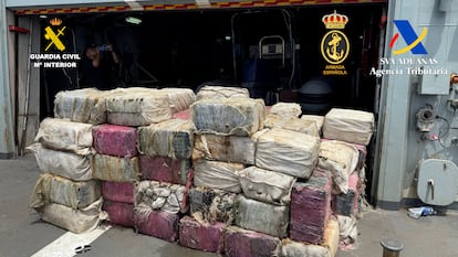 Los fardos con cocaína interceptados a bordo del remolcador de bandera camerunesa 'Sky White', en una imagen facilitada por la Guardia Civil.