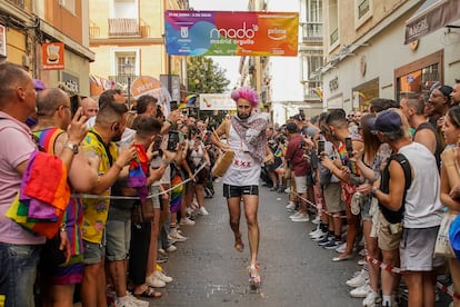 El ganador de la Carrera de Tacones de 2023, celebrada durante la semana del Orgullo en el barrio Chueca de Madrid.