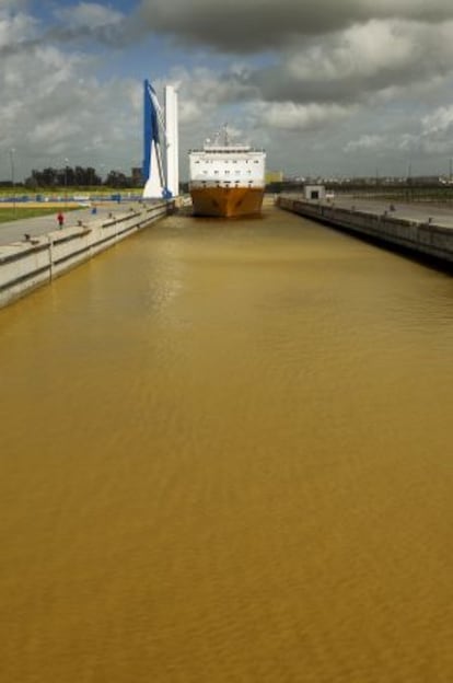 Un carguero cruza el río Guadalquivir por la esclusa nueva, en 2013.