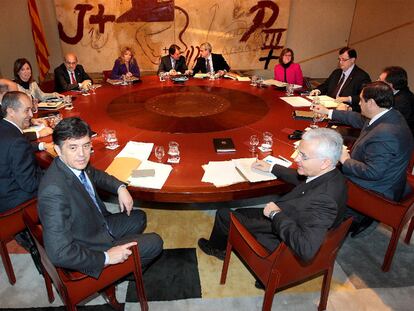 El Gobierno catalán, en su reunión de ayer en el Palau de la Generalitat.