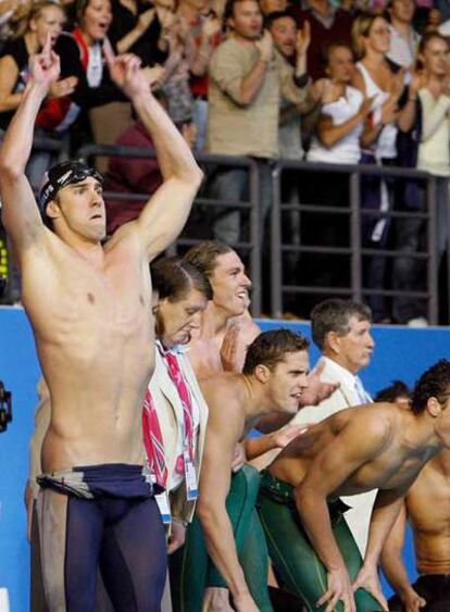 Michael Phelps, a la izquierda, celebra el triunfo del equipo estadounidense de 4x200 metros libre.