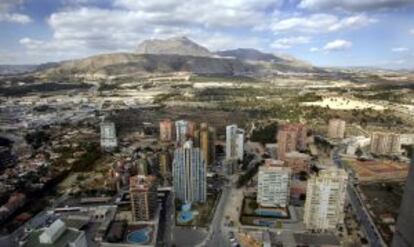 Terrenos urbanizables del entorno de Terra M&iacute;tica, al fondo, vistos desde Benidorm.