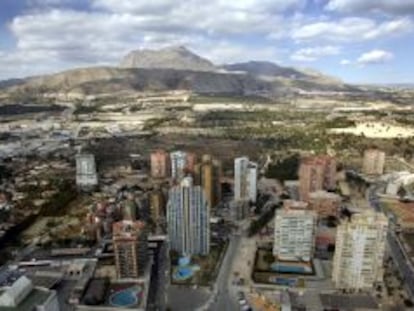 Terrenos urbanizables del entorno de Terra M&iacute;tica, al fondo, vistos desde Benidorm.