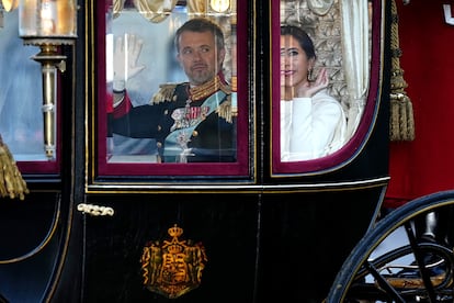 Federico X y María de Dinamarca recorren en carruaje el camino desde la sede del palamento a la residencial real danesa.