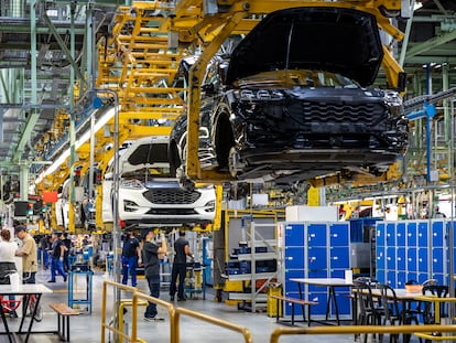 Trabajadores en la fábrica de Ford en Almussafes, Valencia.