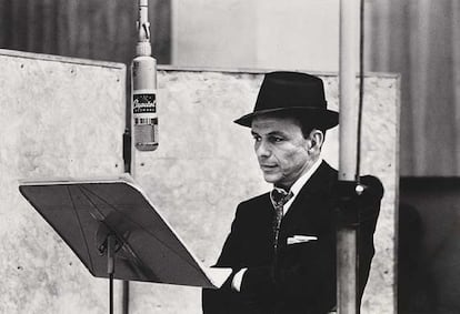 Frank Sinatra en el estudio de grabación.