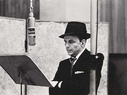 Frank Sinatra en el estudio de grabación.