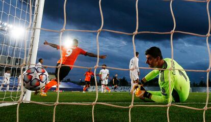 Dentinho celebra ante Courtois el segundo gol del Shakhtar.