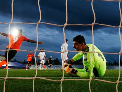 Dentinho celebra ante Courtois el segundo gol del Shakhtar.