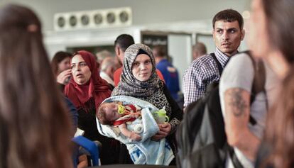 La familia siria Al Said espera el avi&oacute;n rumbo a Espa&ntilde;a. 