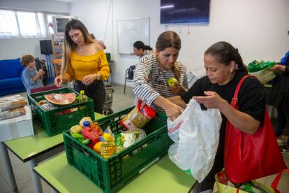 Entrega de comida en el local de la ONG Esperanza Latina de San Sebastián.