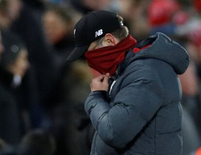 El entrenador del Liverpool Juergen Klopp aparece abatido después del tercer gol del Atlético de Madrid.