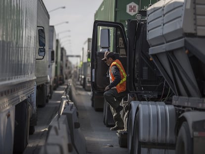 Camiones de carga hacen fila en la garita comercial de Otay, el tercer acceso comercial más importante entre México y Estados Unidos, el 16 de enero. de 2020.