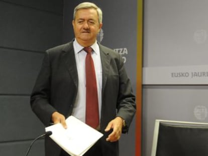 El consejero de Economía, Carlos Aguirre, ayer antes de su comparecencia.