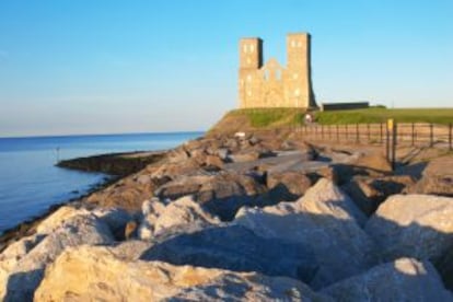 Torres de la iglesia de Reculver al atardecer, en Kent.