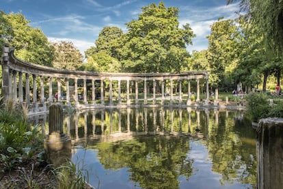 Columnata clásica en un estanque del parque Monceau, ubicado en el distrito 8 de París.