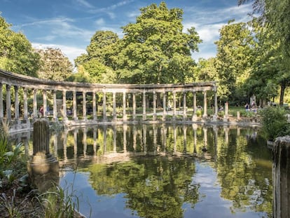 Columnata clásica en un estanque del parque Monceau, ubicado en el distrito 8 de París.