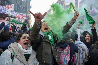 Cientos de mujeres celebraron el pasado 14 de junio la legalización del aborto a las puertas del Congreso de Argentina, en Buenos Aires. La Cámara Baja aprobó un proyecto de ley que permite interrumpir el embarazo hasta la semana 14ª, mañana, 8 de agosto, tendrá que ser refrendado por el Senado.