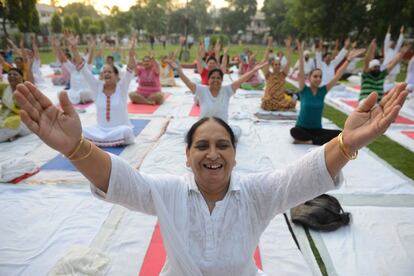 Un grupo de mujeres participan en una clase de yoga en Amritsar (India), el 20 de junio de 2018.