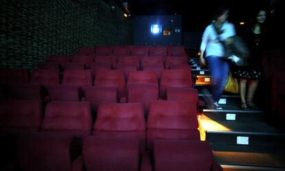 Unas espectadoras salen de una de las cuatro salas de los cine Renoir de Cuatro Caminos en septiembre de 2013.