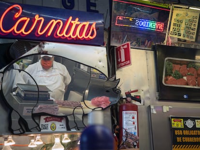 Puesto de tacos de carnitas, Meche y Rafael en el mercado medellin, colonia Roma, a su vez es carnicería en la Ciudad de México.