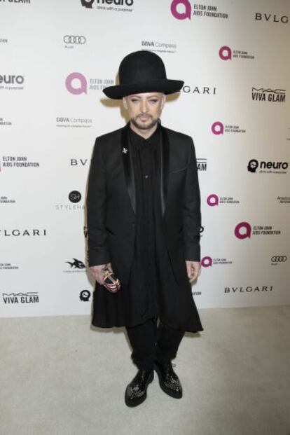 El cantante Boy George y su desconcertante sombrero, a la entrada de la fiesta que ofrece Elton John antes de la gala.