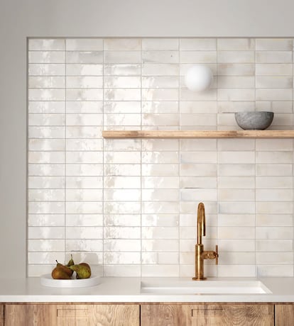 Un friso de azulejos aporta dinamismo a una pared sin necesidad de alicatar toda la superficie.