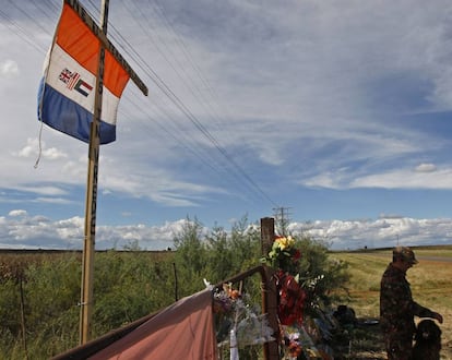 La bandera de Suráfrica durante el Apartheid cuelga en la granja de un supremacista blanco en una imagen de 2010.