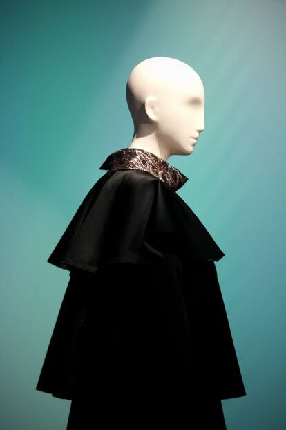 La primera colección de Carmen March para PEdro del Hierro Madrid se ha mostrado hoy en Matadero Madrid. En lugar de un desfile, se ha optado por una presentación estática sobre maniquíes acompañada de un vídeo.