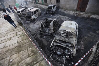 Casi una treintena de turismos quemados esta madrugada en Tui (Pontevedra) como consecuencia de actos vandálicos. EFE/Sxenick