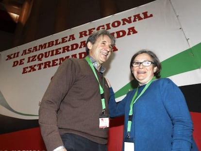 El coordinador regional de IU de Extremadura, Pedro Escobar, y Margarita Gonz&aacute;lez Jubete, que lidera la corriente cr&iacute;tica.