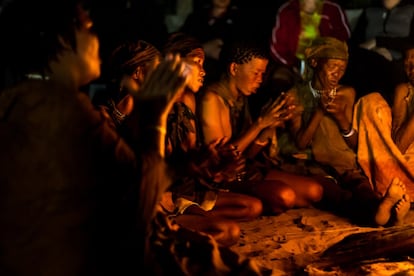Por la noche, los bosquimanos realizan sus danzas rituales. Es la otra tarea que tienen que cumplir cuando trabajan para dar a conocer a los turistas su cultura. Estos bailes tienen lugar en torno al fuego: las mujeres y los niños permanecen sentados, dan palmas y cantan. Los hombres jóvenes bailan.