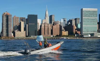 Activistas de Greenpeace sostienen una pancarta cerca de la sede de Naciones Unidas para llamar la atención sobre la campaña global de santuarios oceánicos desde el East River en Nueva York (EE UU).