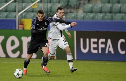 Kovacic lucha con Kucharczyk.