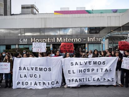Decenas de manifestantes sujetan pancartas durante una protesta tras el cierre de la UCI pediátrica del Hospital Universitario La Paz, el 18 de enero de 2024, en Madrid (España).