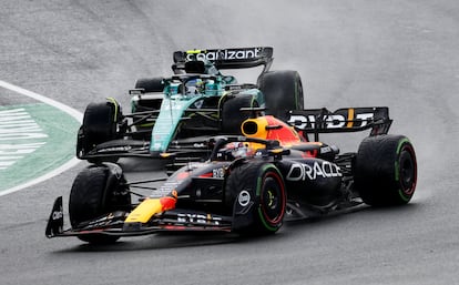 Max Verstappen de Red Bull y Fernando Alonso de Aston Martin en acción durante la carrera desde el circuito Zandvoort, previa al Gran Premio de F1 de los Países Bajos.