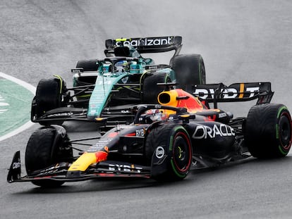 Max Verstappen de Red Bull y Fernando Alonso de Aston Martin en acción durante la carrera desde el circuito Zandvoort, previa al Gran Premio de F1 de los Países Bajos.