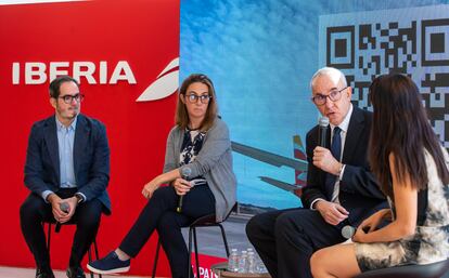 Marina Colunga, directora IBERIA LATAM, Braulio Arsuaga, presidente del Consejo Nacional Empresarial Turístico, Fernando Villalba, consejero de turismo en la Embajada de España en México y Karina Suárez, periodista de EL PAÍS.