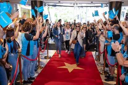 Las primeras clientas han sido recibidas por el personal de la tienda. En ella trabajan un total de 200 personas.