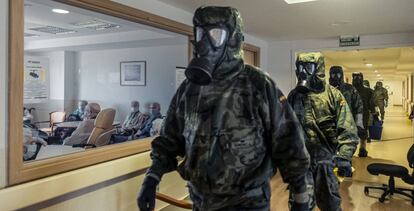 Miembros de la brigada paracaidista de Alcalá de Henares efectúan tareas de descontaminación en una residencia de ancianos en Alcalá de Henares.