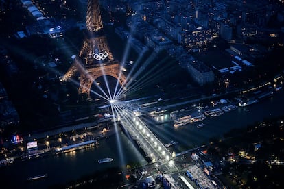 Los Torre Eiffel iluminada con los anillos olímpicos, este viernes durante la ceremonia inaugural.