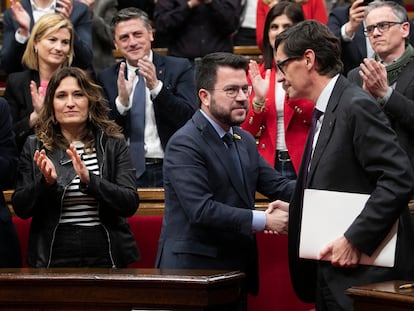 El presidente de la Generalitat de Cataluña, Pere Aragonès, y el líder del PSC, Salvador Illa, durante la aprobación de los presupuestos de 2023.