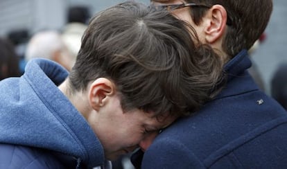 Dos mujeres frente al restaurante Le carillon en Par&iacute;s, el 14 de noviembre de 2015. 