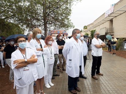 Protesta el 24 de agosto de sanitarios del hospital La Plana de Vila-real (Castellón) por el uso, autorizado por un juzgado, de una terapia no autorizada contra la covid.