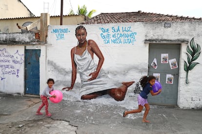 Crianças brincam diante de muro pintado em homenagem a Kathlen de Oliveira Romeu, baleada grávida no Rio de Janeiro no último dia 8.