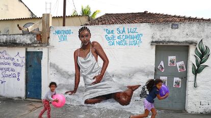 Crianças brincam diante de muro pintado em homenagem a Kathlen de Oliveira Romeu, baleada grávida no Rio de Janeiro no último dia 8.