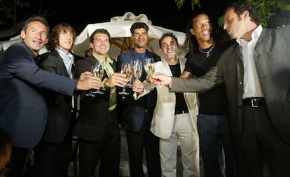 Jogadores e dirigentes comemoram o título da Liga 2004-2005. Da esquerda para a direita: Txiki Begiristain, Carles Puyol, Joan Laporta, Rijkkaard, Xavi, Ronaldinho e Sandro Rosell.