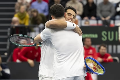 Martínez y Munar se abrazan tras la victoria en el dobles, este domingo en Biel.