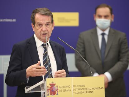 El presidente de la FEMP, Abel Caballero, interviene durante el acto de la firma con el ministro de Transportes, Movilidad y Agenda Urbana, José Luis Ábalos.